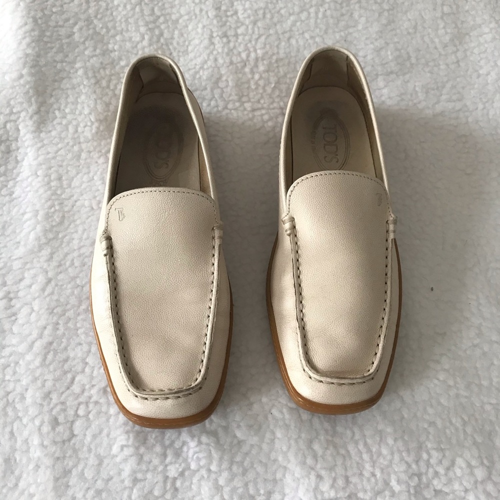Tod’s Cream Leather Driving Loafers - Picture 3 of 14